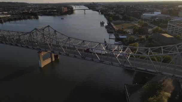 Prachtige Luchtbocht Van Illinois River Naar Het Centrum Van Peoria — Stockvideo