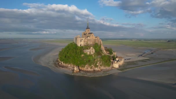 Mont Saint Michel Νορμανδία Γαλλία Μοναστήρι Χαμηλή Παλίρροια Causeway — Αρχείο Βίντεο