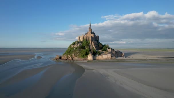 Mont Saint Michel Normandy Γαλλία Aerial Τραβήξτε Πίσω Ποτάμι Χαμηλή — Αρχείο Βίντεο