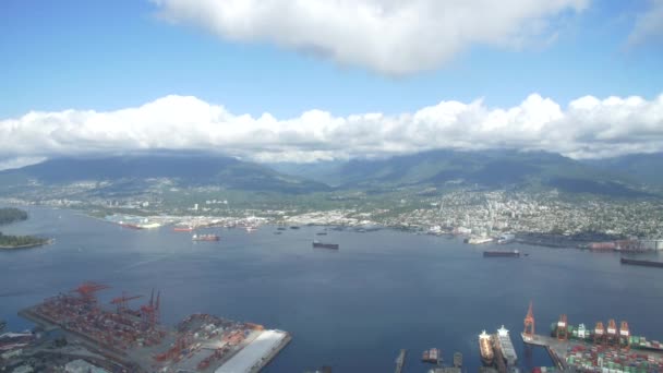 从直升机向北看不列颠哥伦比亚省第二狭长桥 石斑山和西摩尔山 温哥华北部和隆斯代尔造船厂 — 图库视频影像