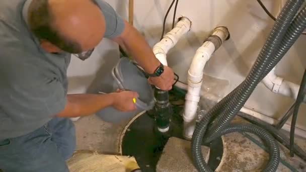 Loodgieter Werkt Aan Een Septic Riool Een Huis Langzaam Stromend — Stockvideo