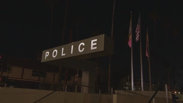 Στατική Λήψη Πινακίδας Της Αστυνομίας Led Σημαίες Φυσούν Πίσω — Αρχείο Βίντεο