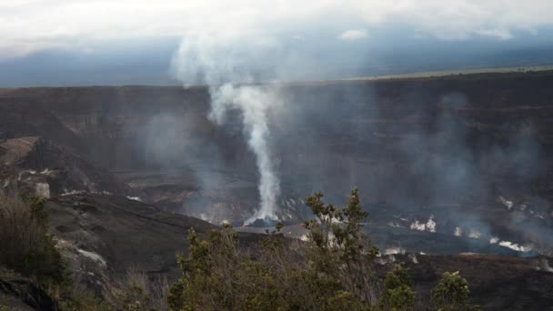 Wysoka Kolumna Dymu Parowego Wznosi Się Wysoko Niebo Wybuchu Wulkanu — Wideo stockowe