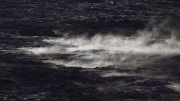 Volkandan Gelen Buhar Sert Magma Kayalarını Sararak Karanlık Güzel Bir — Stok video