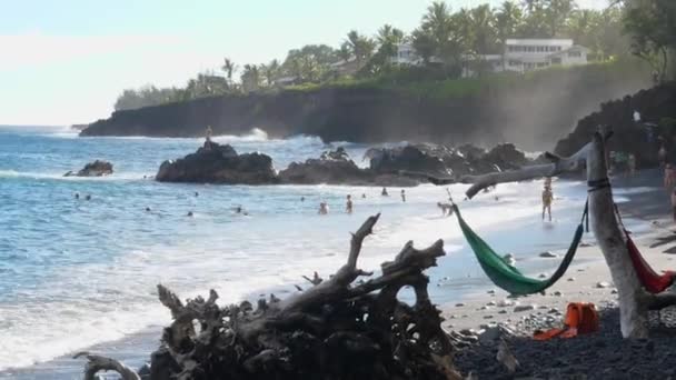 Ludzie Pluskają Bawią Się Pięknej Big Island Hawajach Oceanie Spokojnym — Wideo stockowe