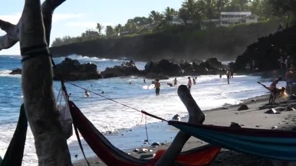 Fala Rozbija Się Ludziach Bawiących Się Podczas Hawajskiego Lata Kahena — Wideo stockowe