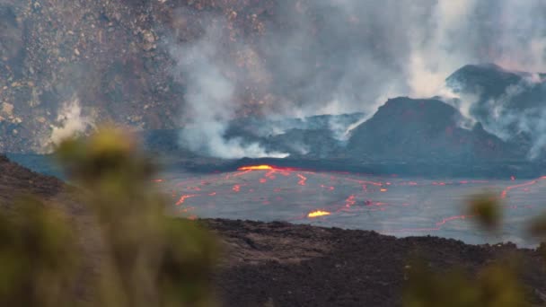 Горящий Красный Горячая Магма Течет Через Обширный Кратер Вулканическом Национальном — стоковое видео