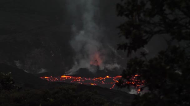 燃烧着喷发的火山 地面上有炽热的红色岩浆 黑暗中冒着浓烟 — 图库视频影像