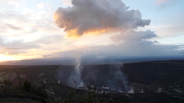 Vapor Fumaça Sobe Parque Nacional Vulcão Para Céu Durante Nascer — Vídeo de Stock