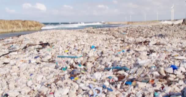 加勒比海岸岩石上慢慢涌出的倾斜的人造塑料碎片和垃圾 — 图库视频影像