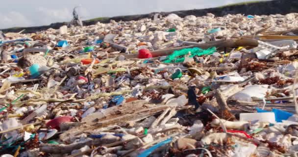 Lambat Lebar Pan Sampah Berserakan Pantai Tropis Pada Hari Musim — Stok Video