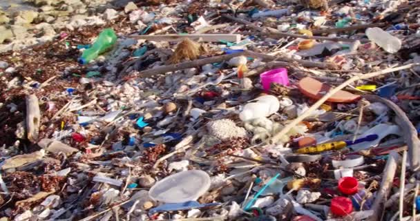 Panela Ampla Resíduos Lixo Plástico Espalhados Praia Rochosa Caribe — Vídeo de Stock