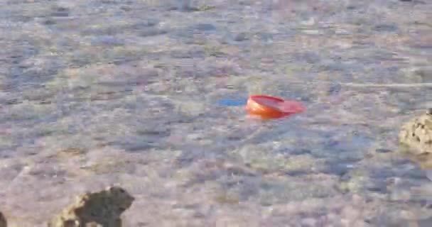 Plastikowe Nakrętki Odłamki Butelek Pływające Wodzie Pobierane Przez Prąd Patelnia — Wideo stockowe