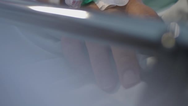 Ręka Pacjenta Mocno Trzymająca Szpitalne Pogotowie Gimbal Zamknij Się — Wideo stockowe