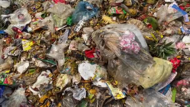 Panning Nad Niekończącymi Się Stosami Śmieci Wszystkich Form Odpadów Tworzyw — Wideo stockowe