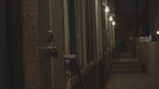 Dramatic Perspective Shot Long Dark Corridor Passage Old Hotel Downtown — Vídeos de Stock