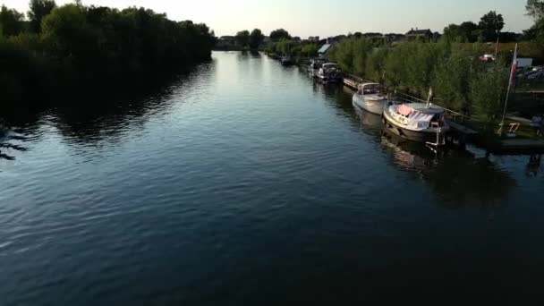 Εναέρια Πάνω Από Τον Ποταμό Linge Κυματισμούς Δει Στην Επιφάνεια — Αρχείο Βίντεο