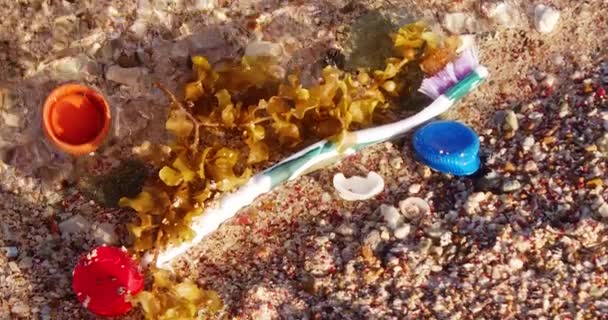 Tappi Bottiglia Plastica Spazzolino Denti Rifiuti Sparsi Sulla Spiaggia Con — Video Stock