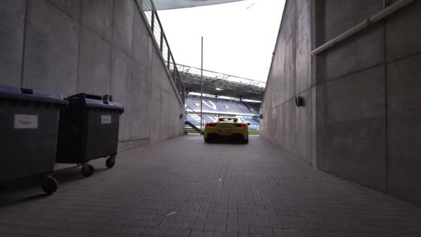 Kameran Följer Gul Ferrari Kör Genom Tunnel Fotbollsarena Duisburg Man — Stockvideo
