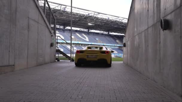 Kameran Följer Gul Ferrari Kör Genom Tunnel Fotbollsarena Duisburg Man — Stockvideo