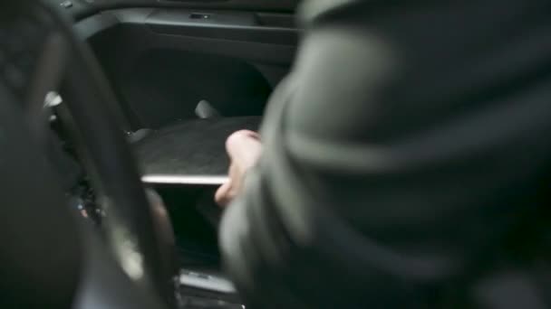 Muž Uvnitř Auta Zvedá Notebook Připojuje Němu Wifi Usb Klíč — Stock video