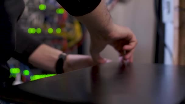 Технік Всередині Серверної Кімнати Відкриває Ноутбук Вводить Щось Пароль Реєстраційні — стокове відео
