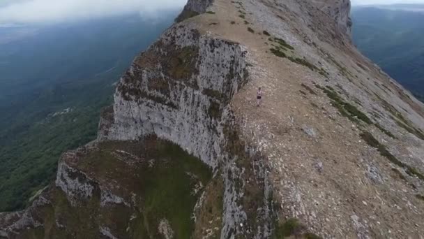 Menina Correndo Topo Uma Montanha Perigosa Praticando Corrida Trilha Skyrunning — Vídeo de Stock