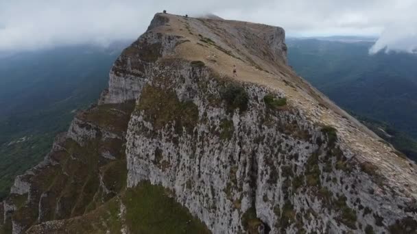 Tehlikeli Bir Dağın Tepesinde Koşan Kız Patika Koşusu Gökyüzü Koşusu — Stok video