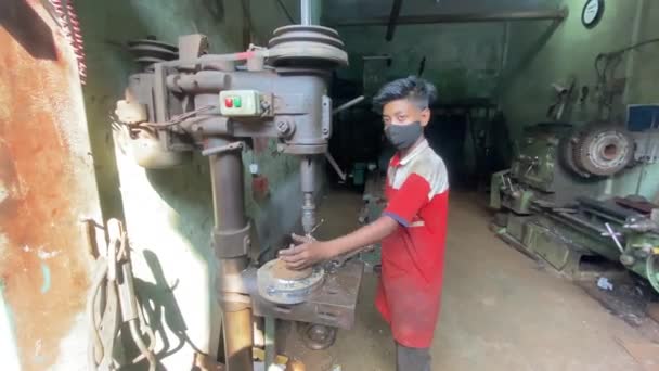 Boy Doing Metalwork Factory Workshop Bangladesh Child Labor Concept — Video