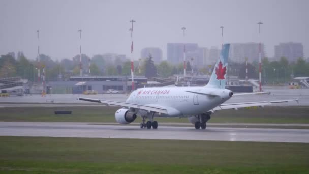 Air Canada Airbus A320 Vacating Runway Vancouver Airport — Vídeo de stock