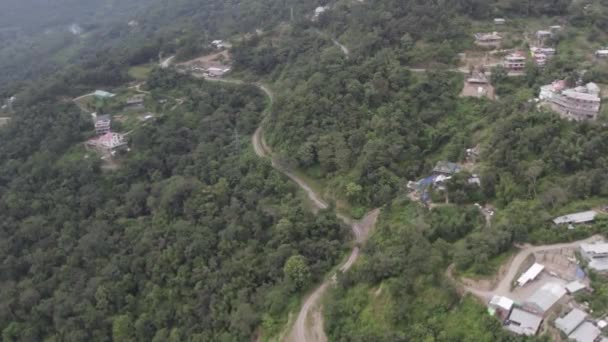 Tepelerdeki Evlerle Çevrili Ormana Giden Bir Patikanın Insansız Hava Aracı — Stok video