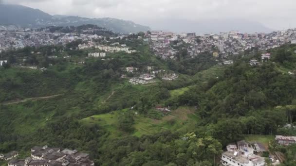 印度科希马山的房屋 建筑和树木的空中射击 — 图库视频影像