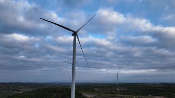 Komplexe Luftaufnahme Statischer Windmühlen Windparkgebiet Mit Schönen Dramatischen Wolken — Stockvideo
