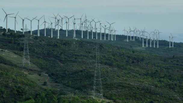 Luchtzicht Windmolen Draaien Een Winderige Dag Met Elektriciteit Pyloon Elektriciteitsleiding — Stockvideo