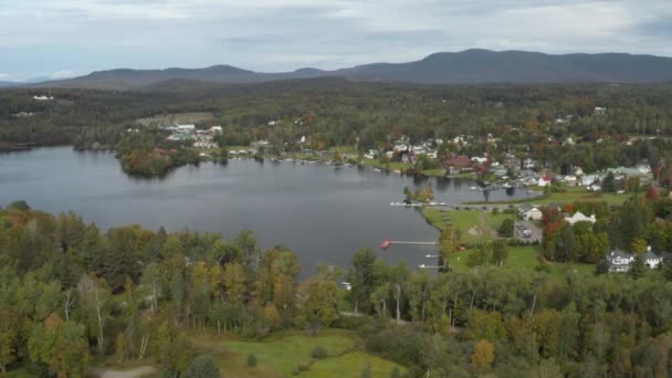 Széles Látószögű Drónfelvétel Rangeley Belvárosáról Városi Öbölről Maine Ben — Stock videók