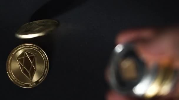 お金の暗号通貨交換の上からのクローズアップ 平面的な背景に金属製の硬貨が置かれている — ストック動画