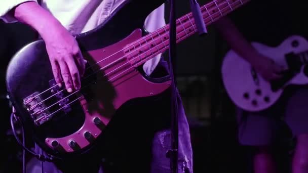 Κιθαρίστας Παίζει Μπάσο Στη Σκηνή Ροκ Συναυλία Κιθαρίστας Κουνάει Την — Αρχείο Βίντεο