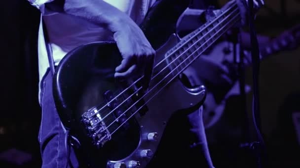 Basgitarist Rockend Het Podium Gitarist Die Gitaar Speelt — Stockvideo