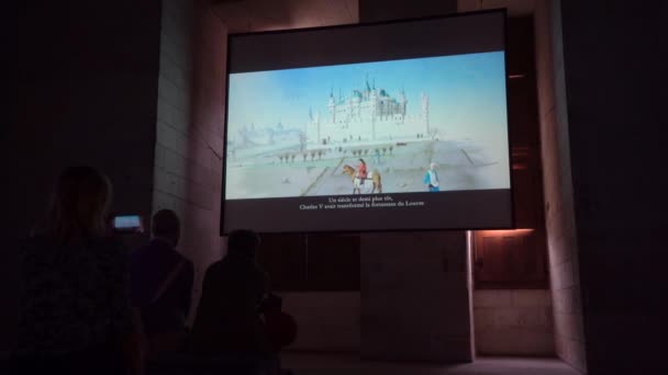 訪問者は フランスのシャンボール城内のデジタル画面上の歴史的なプレゼンテーションを見て — ストック動画