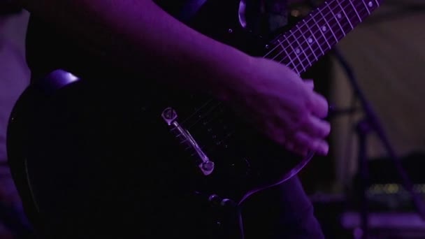 Gitarist Die Gitaar Speelt Een Concert Een Rockoptreden Live Muziekevenement — Stockvideo