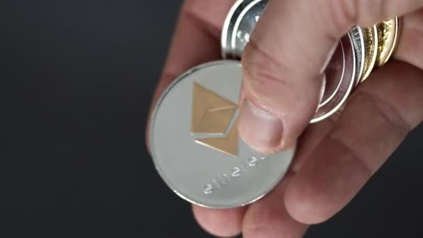 Detailní Záběr Nerozpoznané Ruky Držící Zlatý Bitcoin Stříbrnou Eth Minci — Stock video