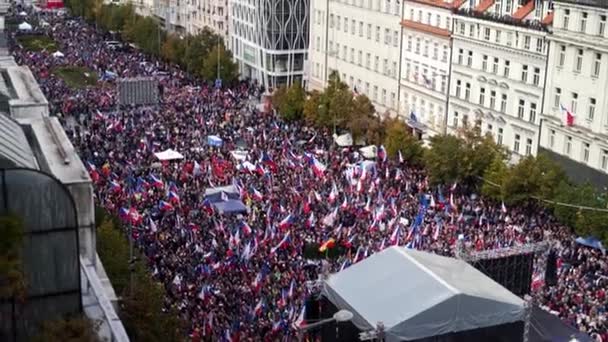 Grote Demonstratie Met Tsjechische Vlaggen Het Wenceslasplein Praag — Stockvideo