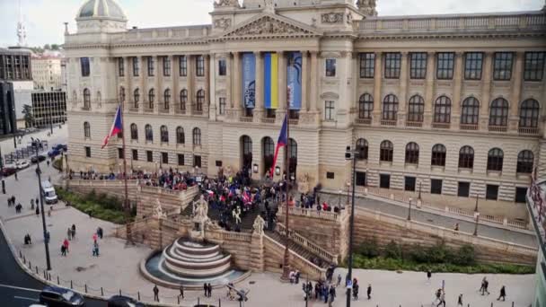 プラハ国立博物館の下にチェコ国旗を掲揚する抗議者 — ストック動画