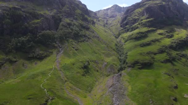 Voando Volta Caminho Montanha Glencoe Escócia — Vídeo de Stock