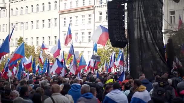 在布拉格举行的示威活动中 示威者在舞台下面挂着切赫旗 — 图库视频影像