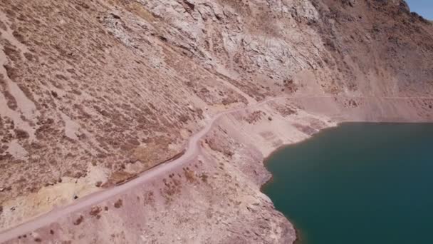 Caminhantes Nas Montanhas Andinas Rastreiam Embalse Yeso Cajn Del Maipo — Vídeo de Stock