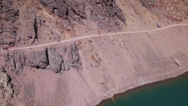 Tourists Walking Unpaved Road Andes Mountain Yeso Dam Chile Aerial — Vídeo de stock