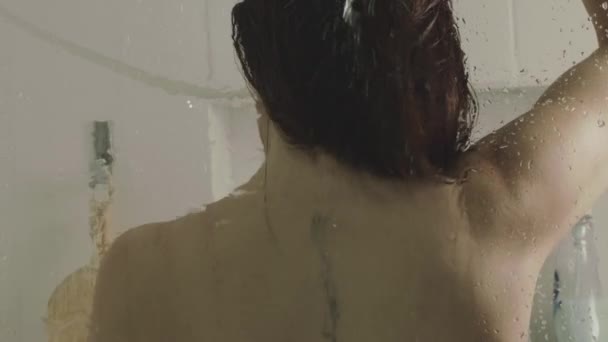 Meztelenül Fehér Barna Hátán Aki Otthon Zuhanyzik Víz Folyik Üvegajtón — Stock videók