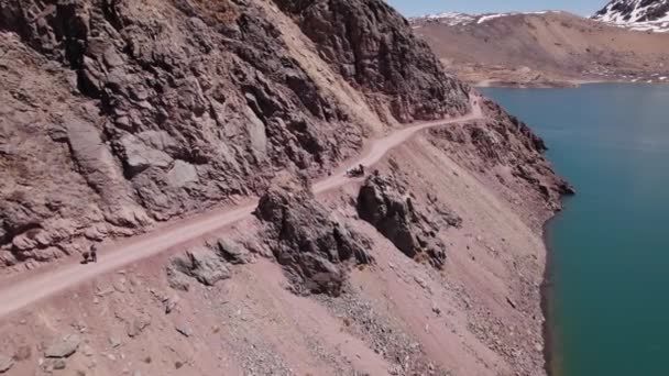 Люди Суворих Горах Embalse Yeso Cajn Del Maipo Сантьяго Чилі — стокове відео