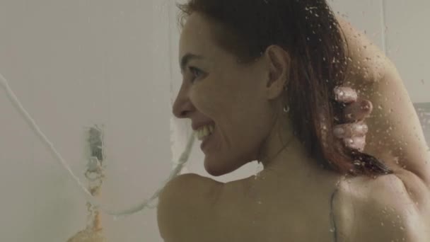 Topless Hymyilevä Brunette Nainen Suihkussa Hidastettuna Kotona Käännyn Katsomaan Suoraan kuvapankin filmiä